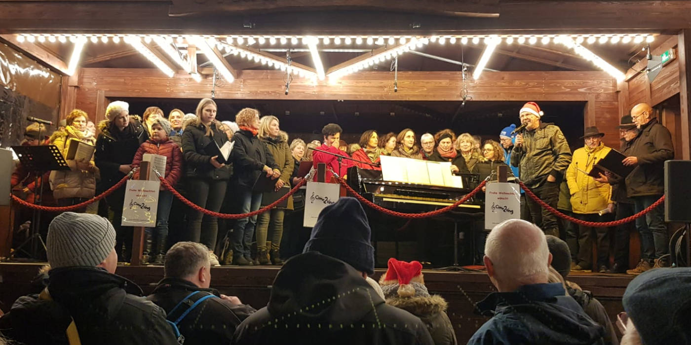 Unser Chor auf der Weihnachtsmarkt-Bühne am Frankfurter Römer im Dezember 2019.